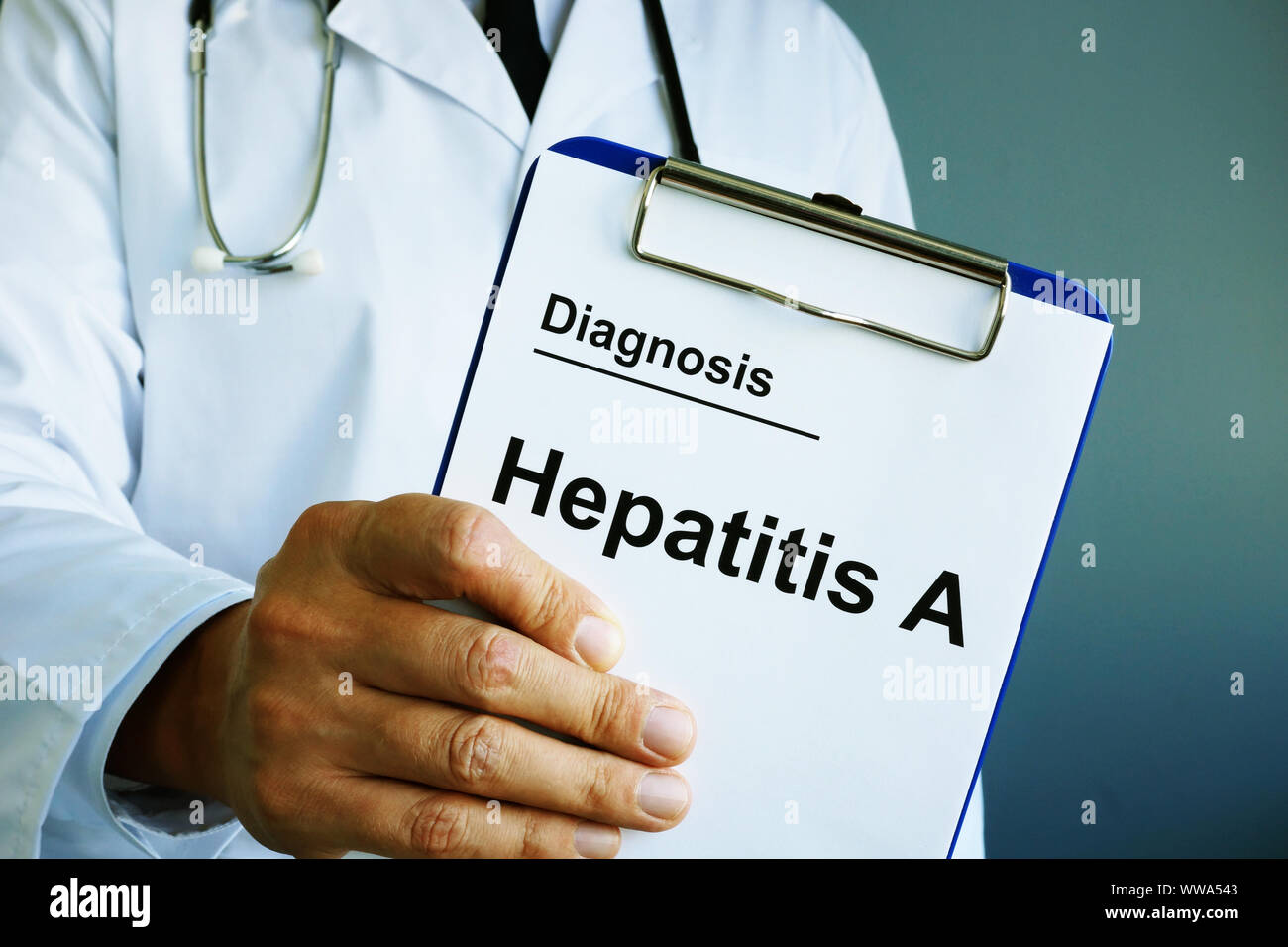 Diagnóstico de la hepatitis A en las manos de un médico. Foto de stock