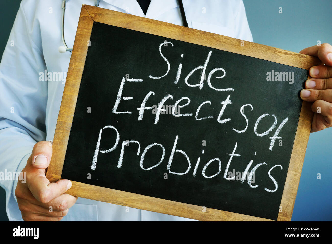 Los efectos secundarios de los Probióticos escrito en una pizarra. Foto de stock