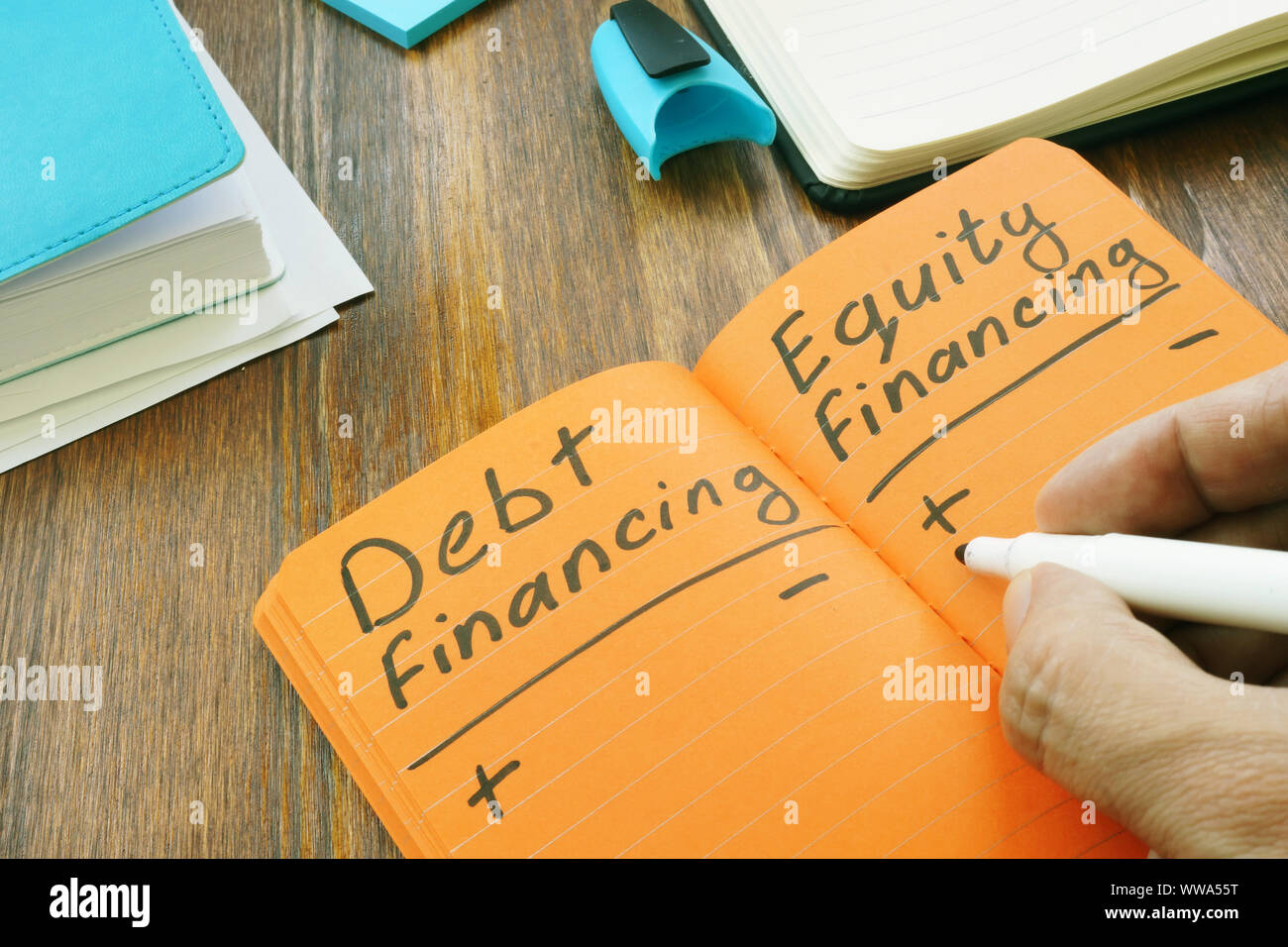 La financiación de la deuda vs financiamiento de capital firmar en la nota. Foto de stock