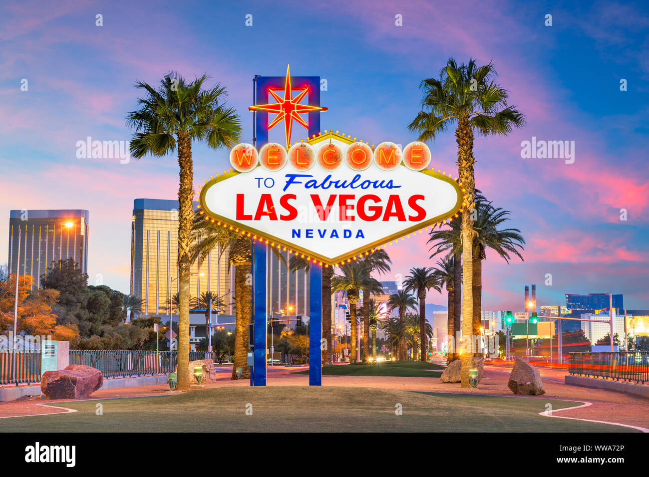 Las Vegas, Nevada, EE.UU. en la pantalla de bienvenida a Las Vegas firmar al anochecer. Foto de stock