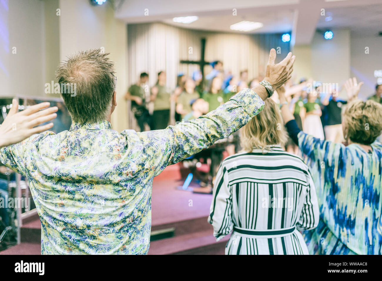 Las personas en la iglesia a adorar a Dios, con las manos arriba Fotografía  de stock - Alamy