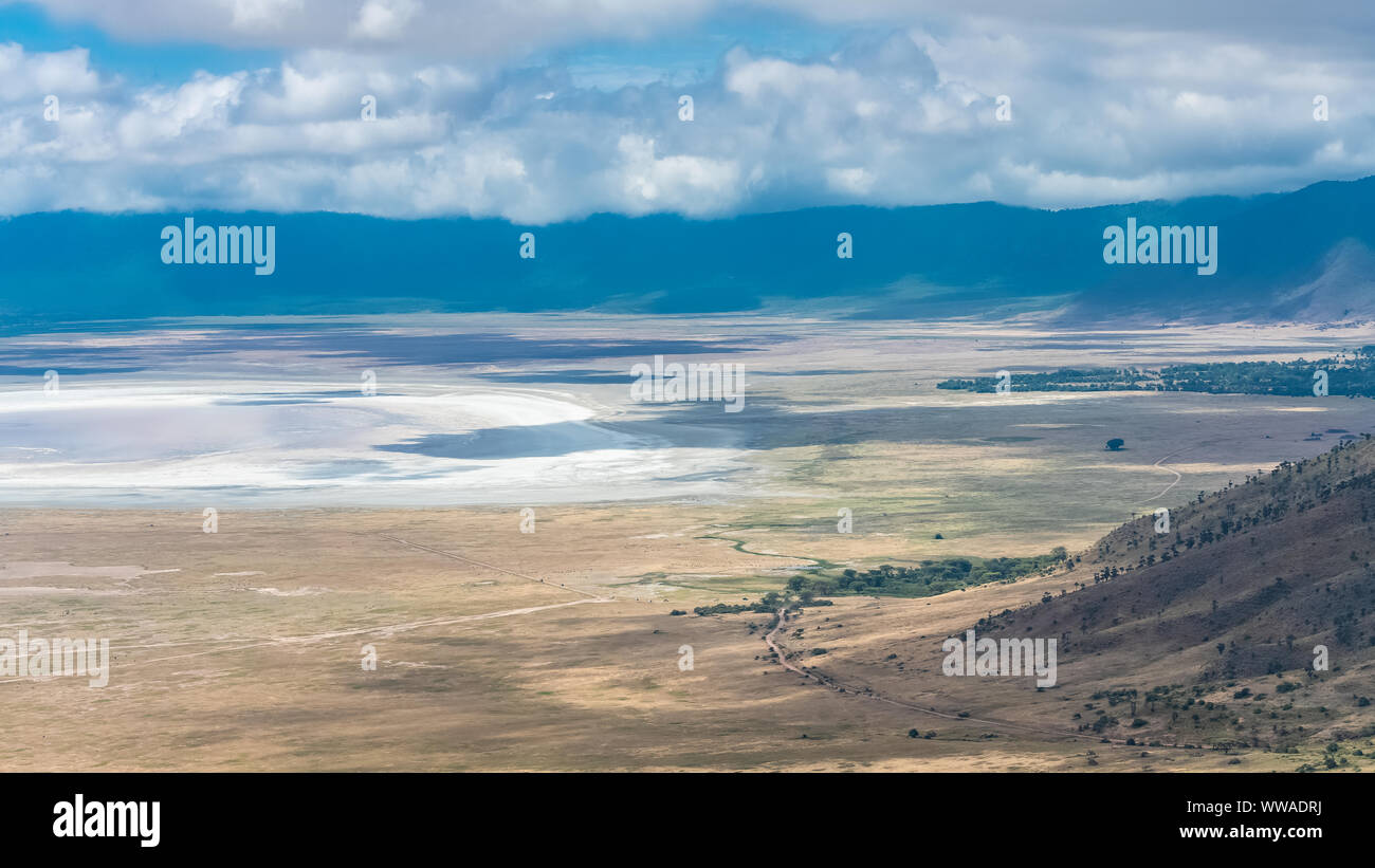 Tanzania, vista del cráter del Ngorongoro, hermosos paisajes con animales diferentes que viven juntos Foto de stock