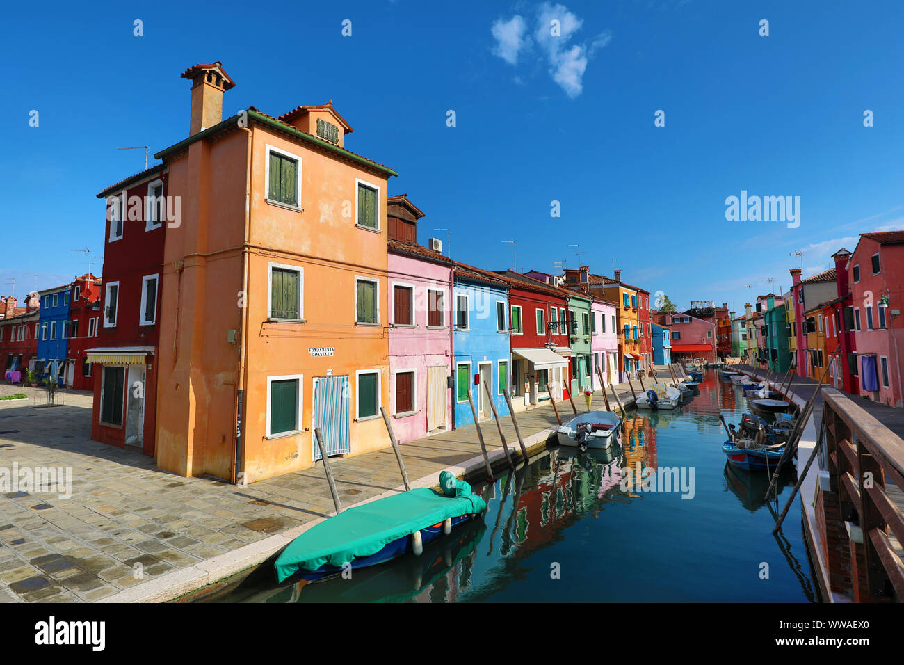 Coloridas casas en la isla de Burano, La Laguna de Venecia, Venecia, Italia Foto de stock