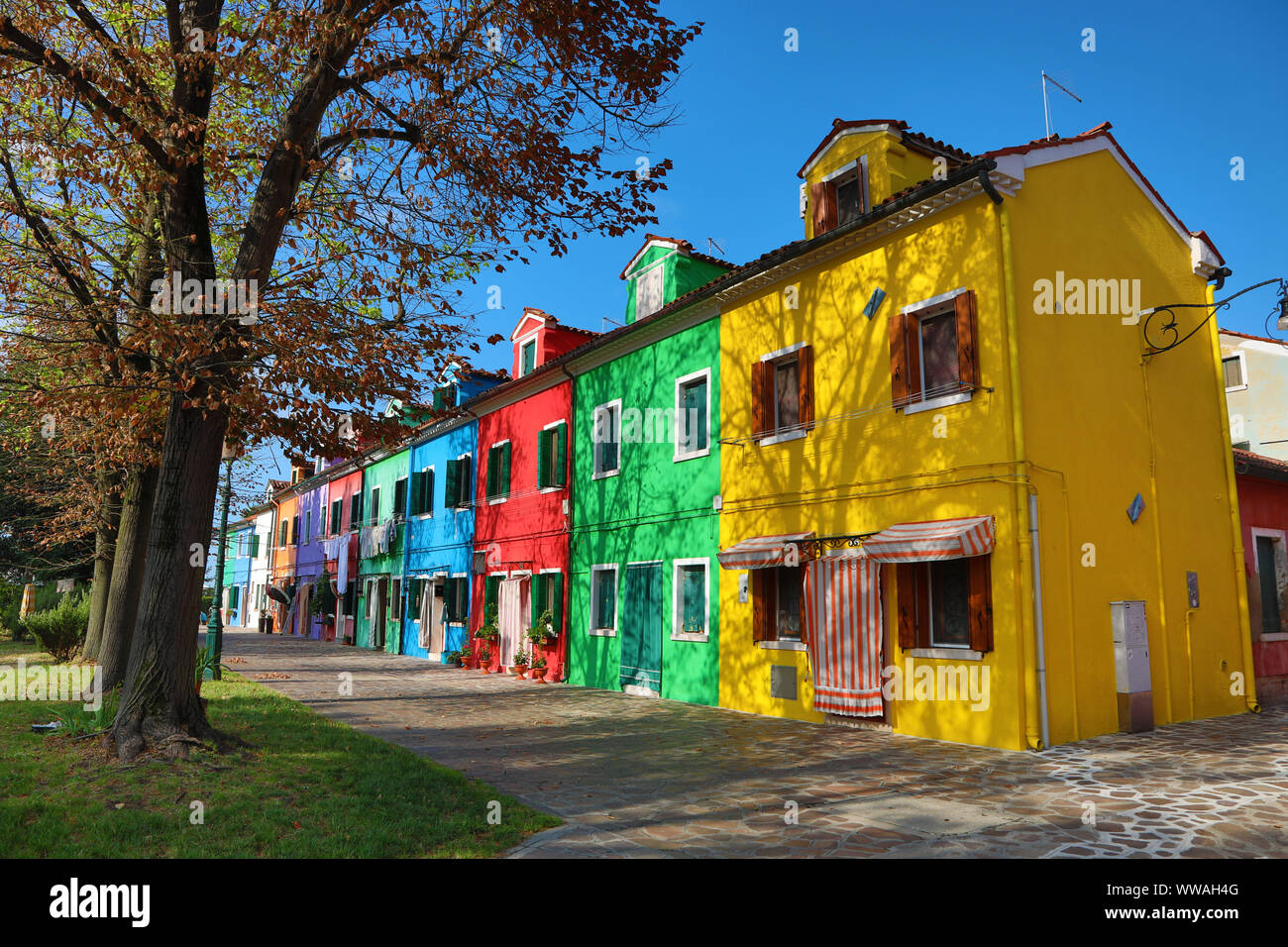 Coloridas casas en la isla de Burano, La Laguna de Venecia, Venecia, Italia Foto de stock