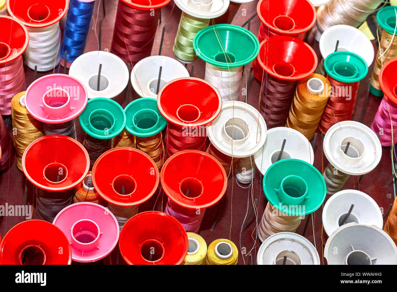 Carretes de hilo de colores en un taller de costura Foto de stock