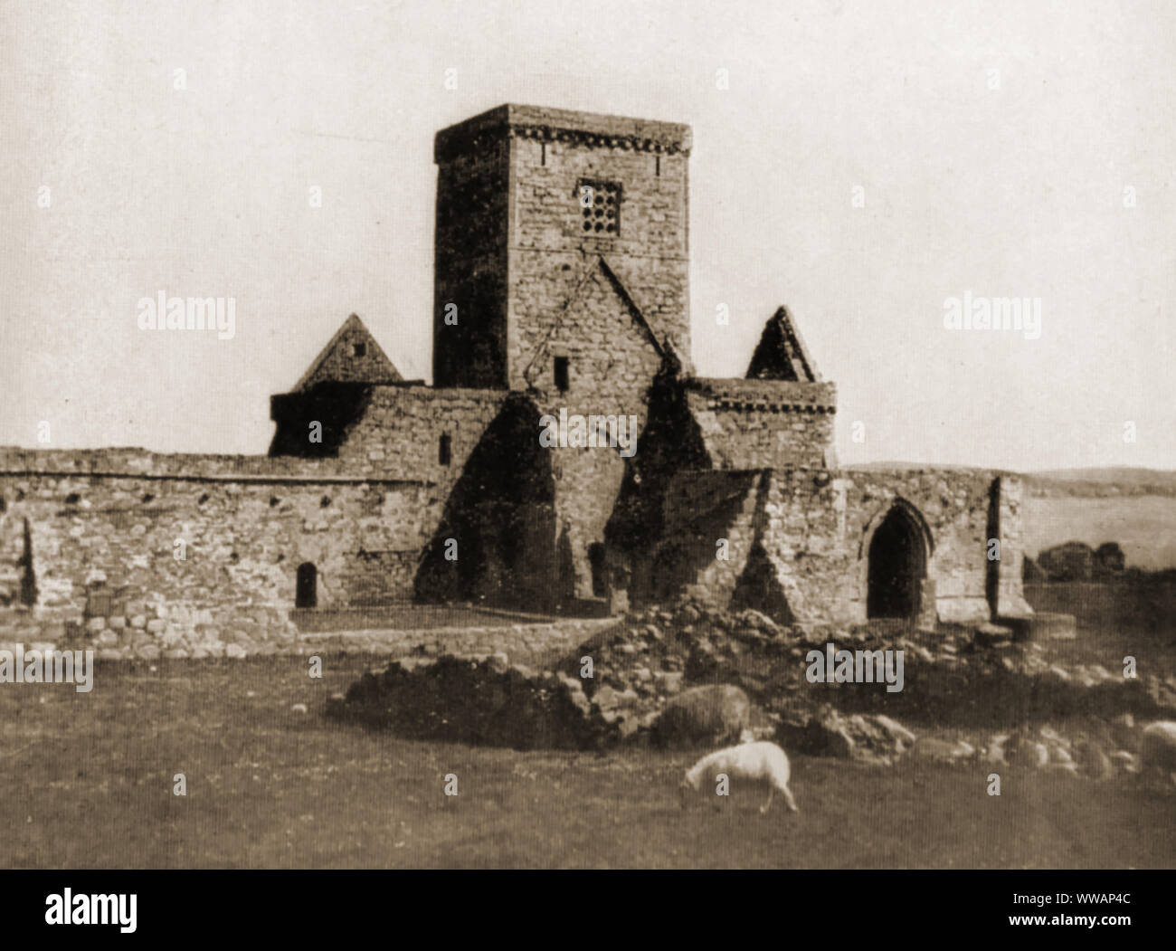 1935 Fotografía - Los edificios religiosos en la isla escocesa de Iona antes de su reconstrucción y restauración . Las ruinas de la catedral Foto de stock