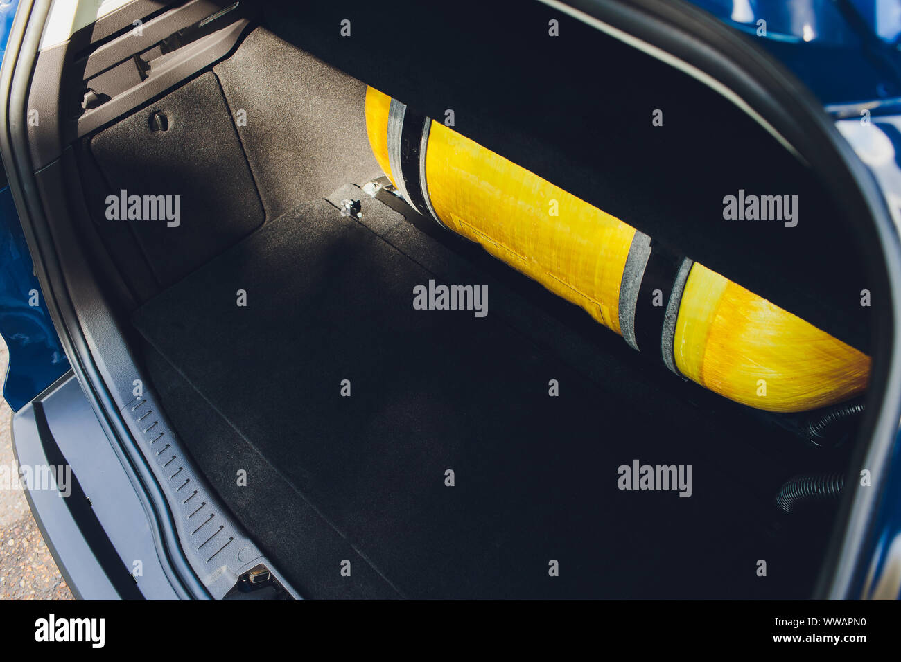 LPG , tanques de gas GNV están instalados en un coche para los 2 sistema de  combustible Fotografía de stock - Alamy
