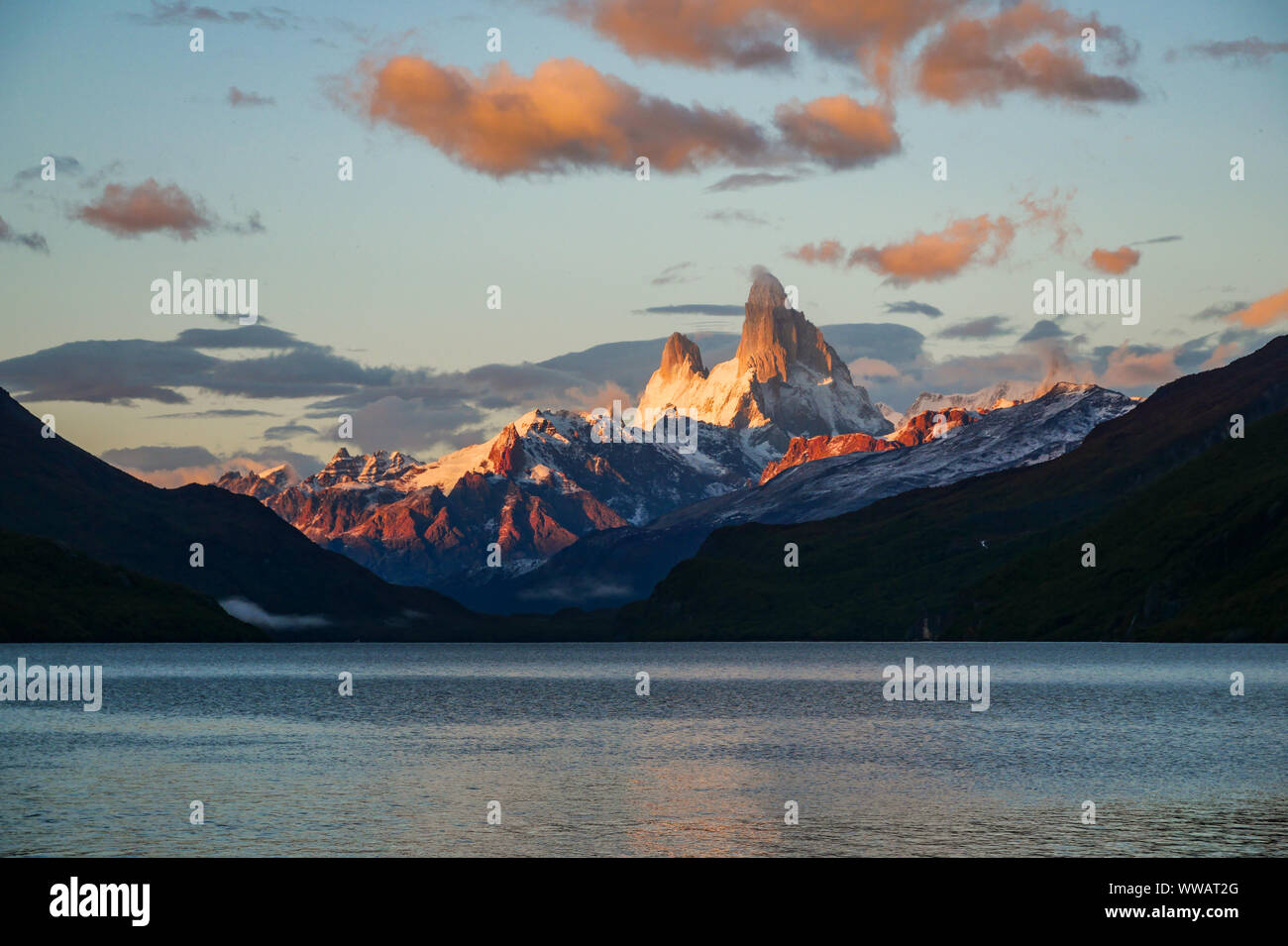 Vista de la hora dorada del Monte Fitz Roy desde el Lago del Desierto, El Chalten, Argentina Foto de stock