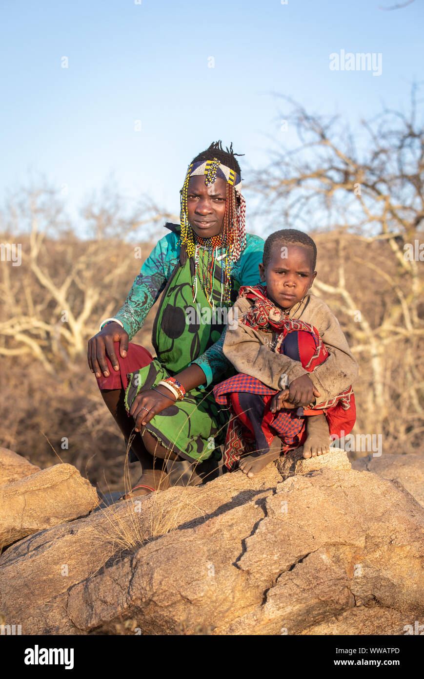 El lago Eyasi, Tanzania, 12 de septiembre de 2019: mujer Hadzabe en vestimentas tradicionales en una naturaleza del lago Eyasi valle donde vive Foto de stock