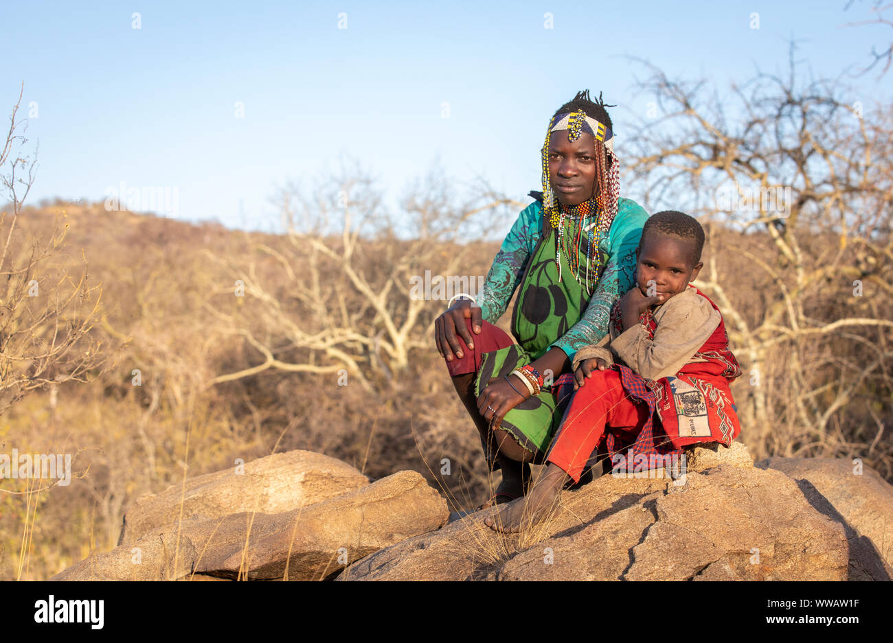 El lago Eyasi, Tanzania, 12 de septiembre de 2019: mujer Hadzabe en vestimentas tradicionales en una naturaleza del lago Eyasi valle donde vive Foto de stock