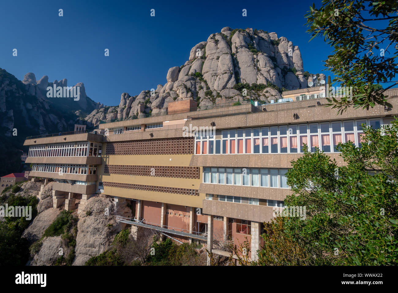 Abadía de Montserrat restaurantes y cafetería con las famosas montañas de fondo, Marganell, España Foto de stock