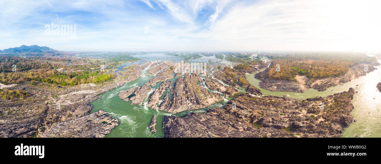 Panorámicas aéreas 4000 islas del río Mekong, en Laos, Li Phi cascadas, famoso destino turístico backpacker en el Sudeste de Asia Foto de stock