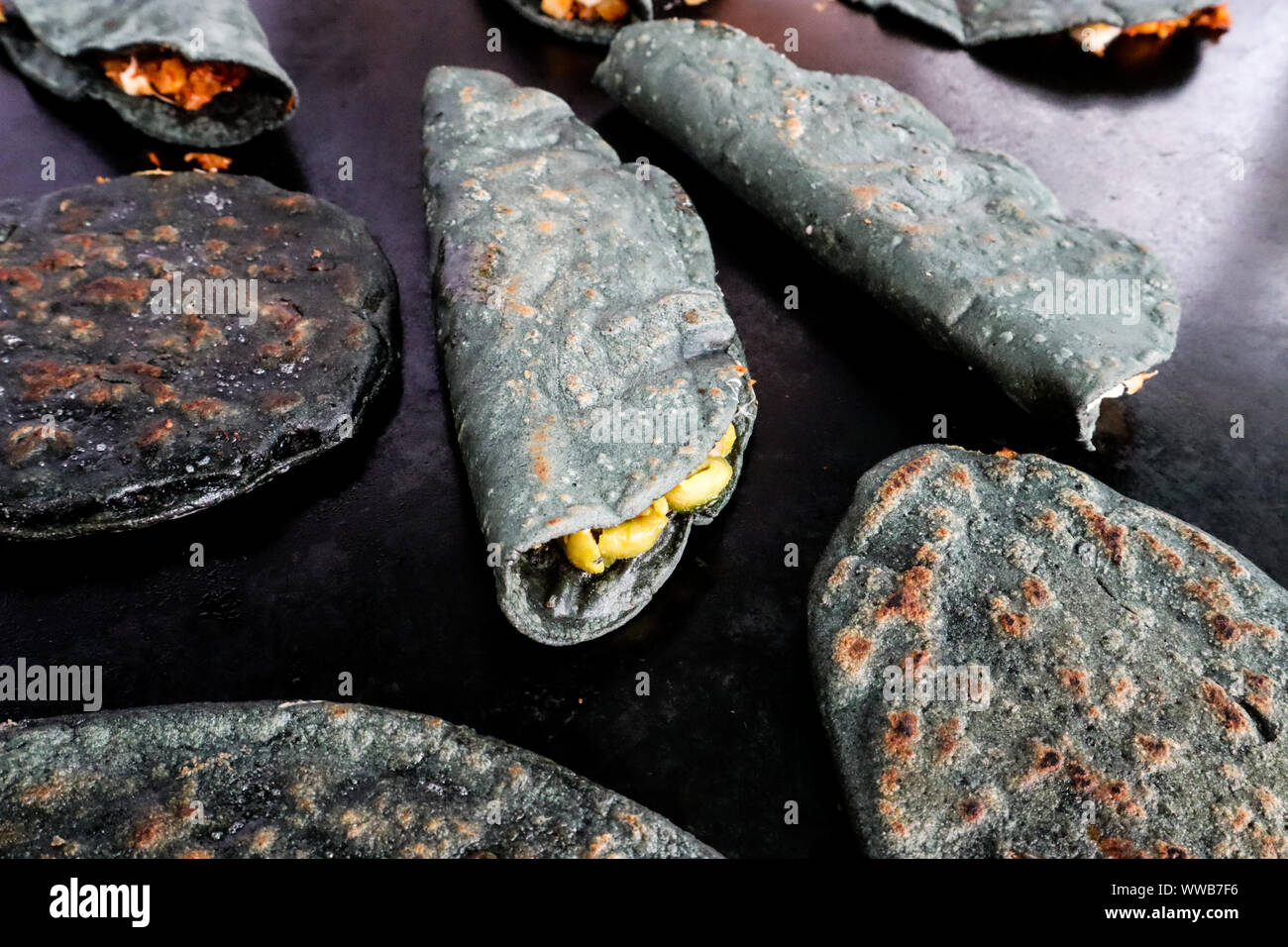 Quesadillas de maíz azul, Tlacoyos y gorditas en las calles de la Ciudad de México Fotografía de