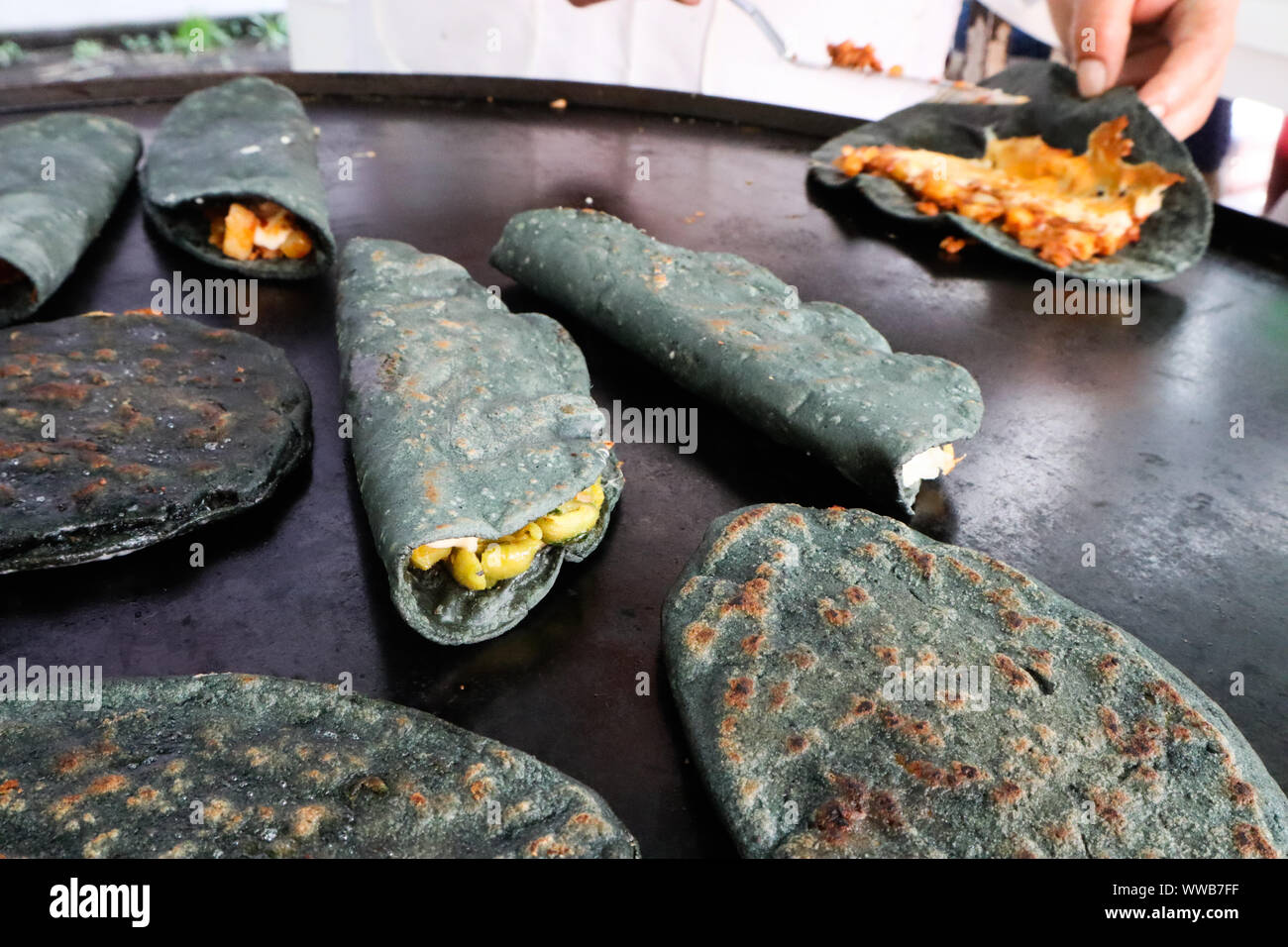 Quesadillas de maíz azul, Tlacoyos y gorditas en las calles de la Ciudad de México Fotografía de