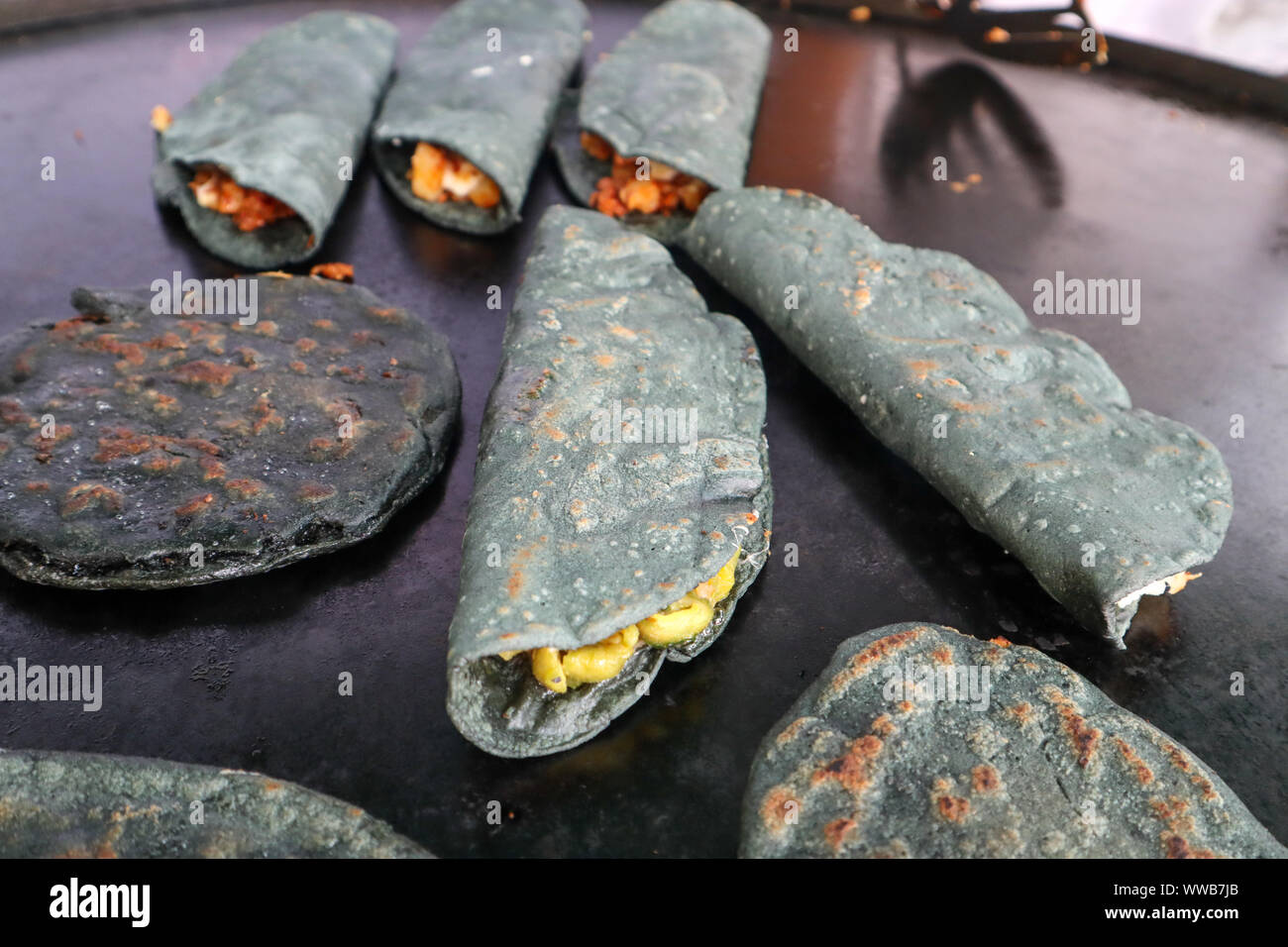 Quesadillas de maíz azul, Tlacoyos y gorditas en las calles de la