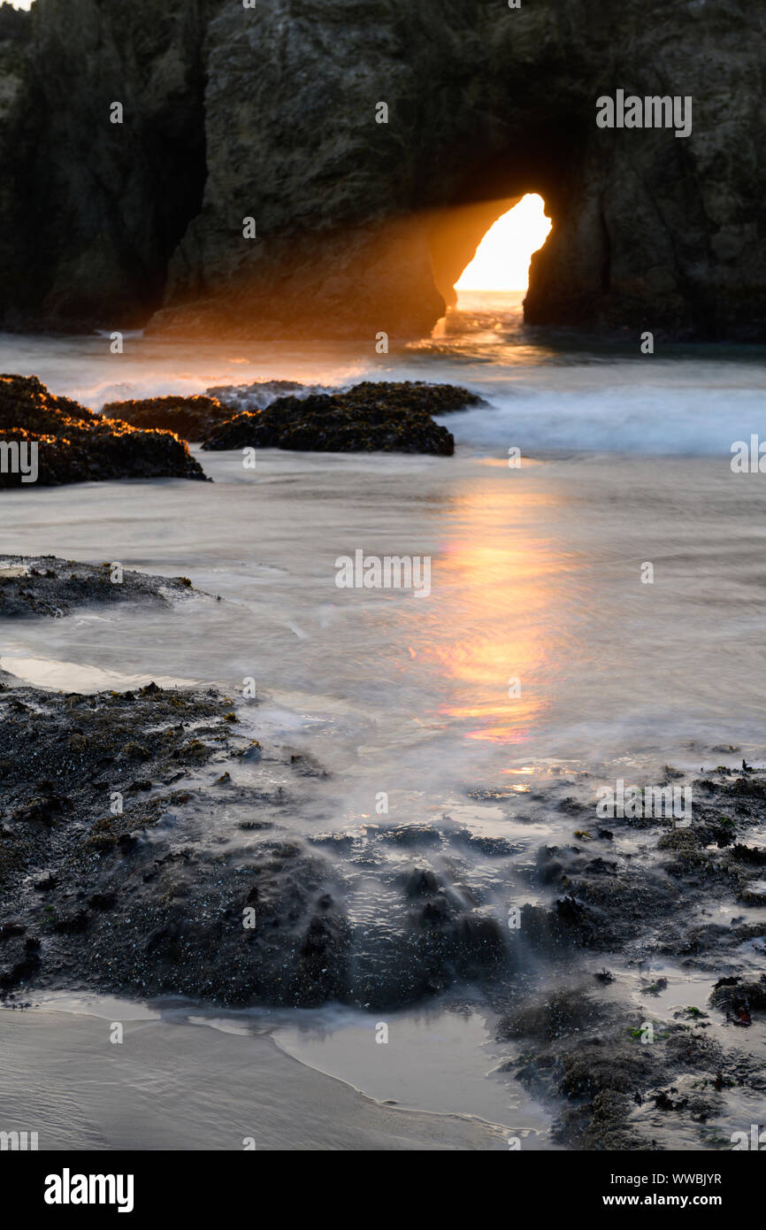 El sol a través de Harris Creek State Park arco al mar justo al norte de la Institución Brookings, Oregon, América del Norte a lo largo de la costa del Pacífico. Foto de stock