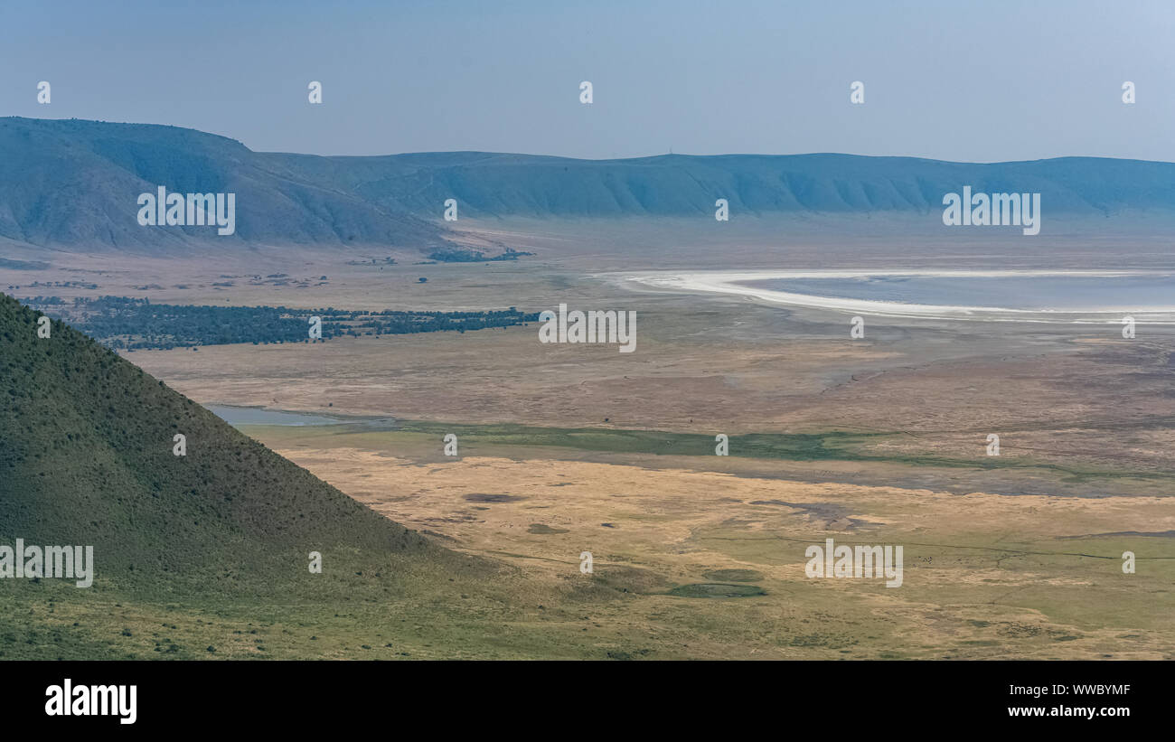 Tanzania, vista del cráter del Ngorongoro, hermosos paisajes con animales diferentes que viven juntos Foto de stock