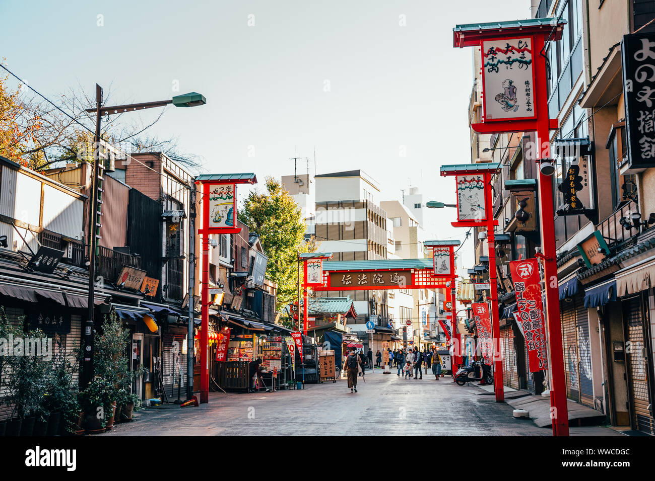 Fachada Del Templo Sensoji Fotografias E Imagenes De Alta Resolucion Alamy