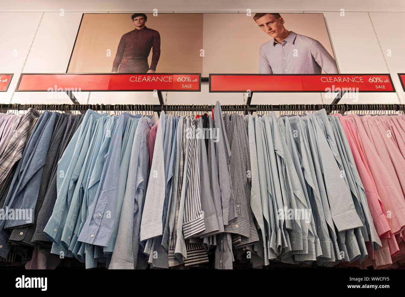 Camisetas para hombre a la venta en la tienda Calvin Klein en el Tanger  Mall en Deer Park, Long Island, Nueva York Fotografía de stock - Alamy