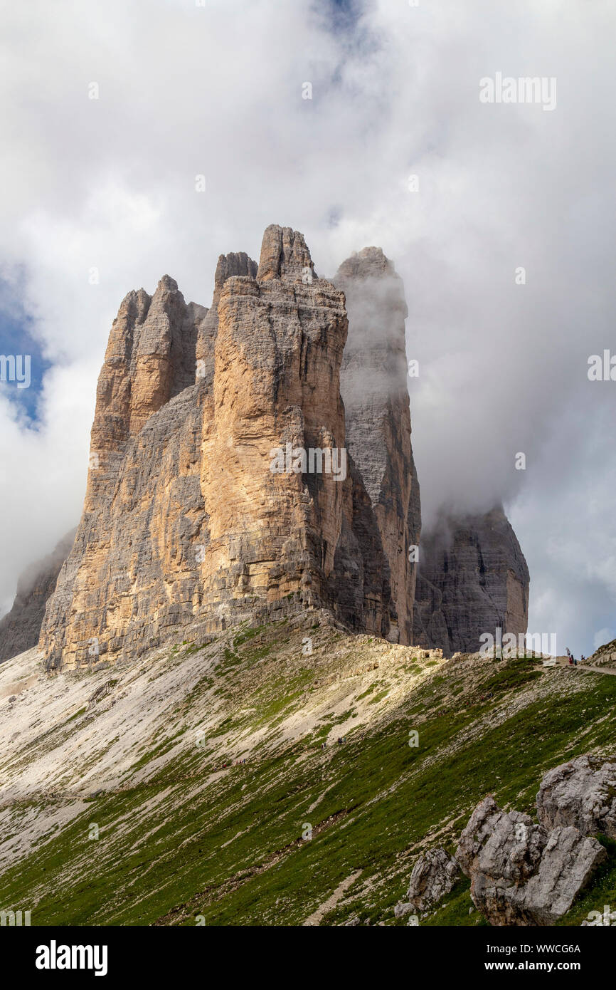 Las tres cumbres de Lavaredo (Tre cime di Lavaredo), son tres picos  distintivos en forma de almenas localizado en las regiones italianas de  Trentin Fotografía de stock - Alamy