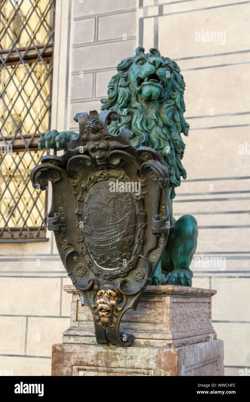 Estatua de León fuera de la Staatliche Münzsammlung (colección numismática Nacional) en Munich, Baviera, Alemania. Foto de stock