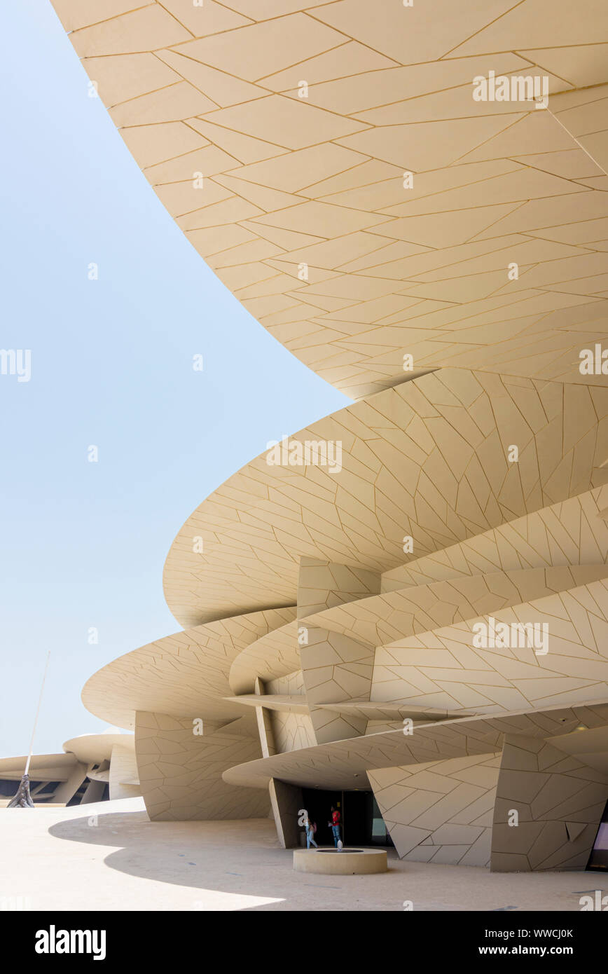 Imponente arquitectura inspirada en el Desert Rose del Museo Nacional de Qatar, Doha, Qatar Foto de stock