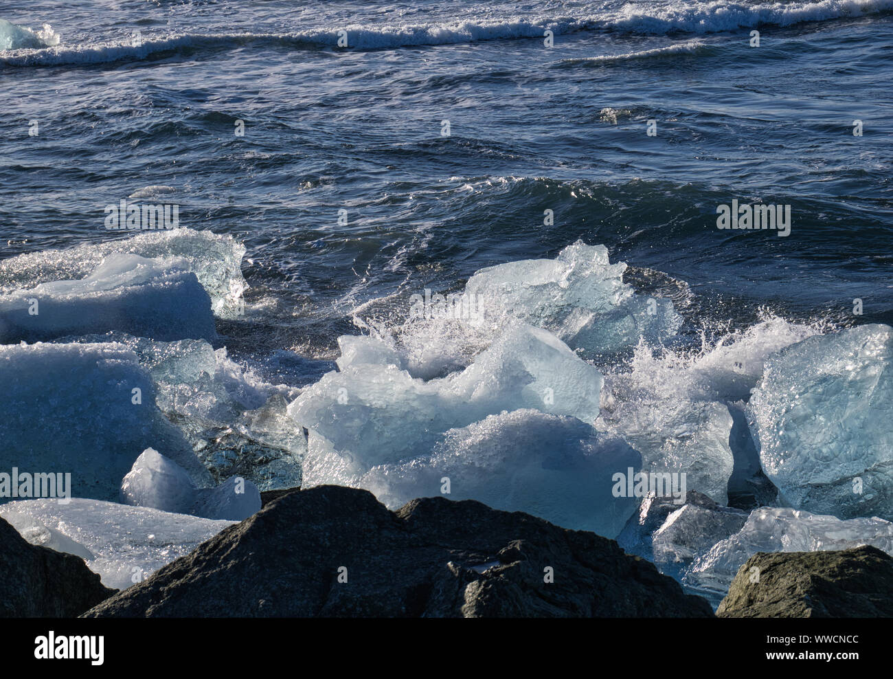 Las piezas del glaciar a la deriva en la costa de Islandia en marzo Foto de stock