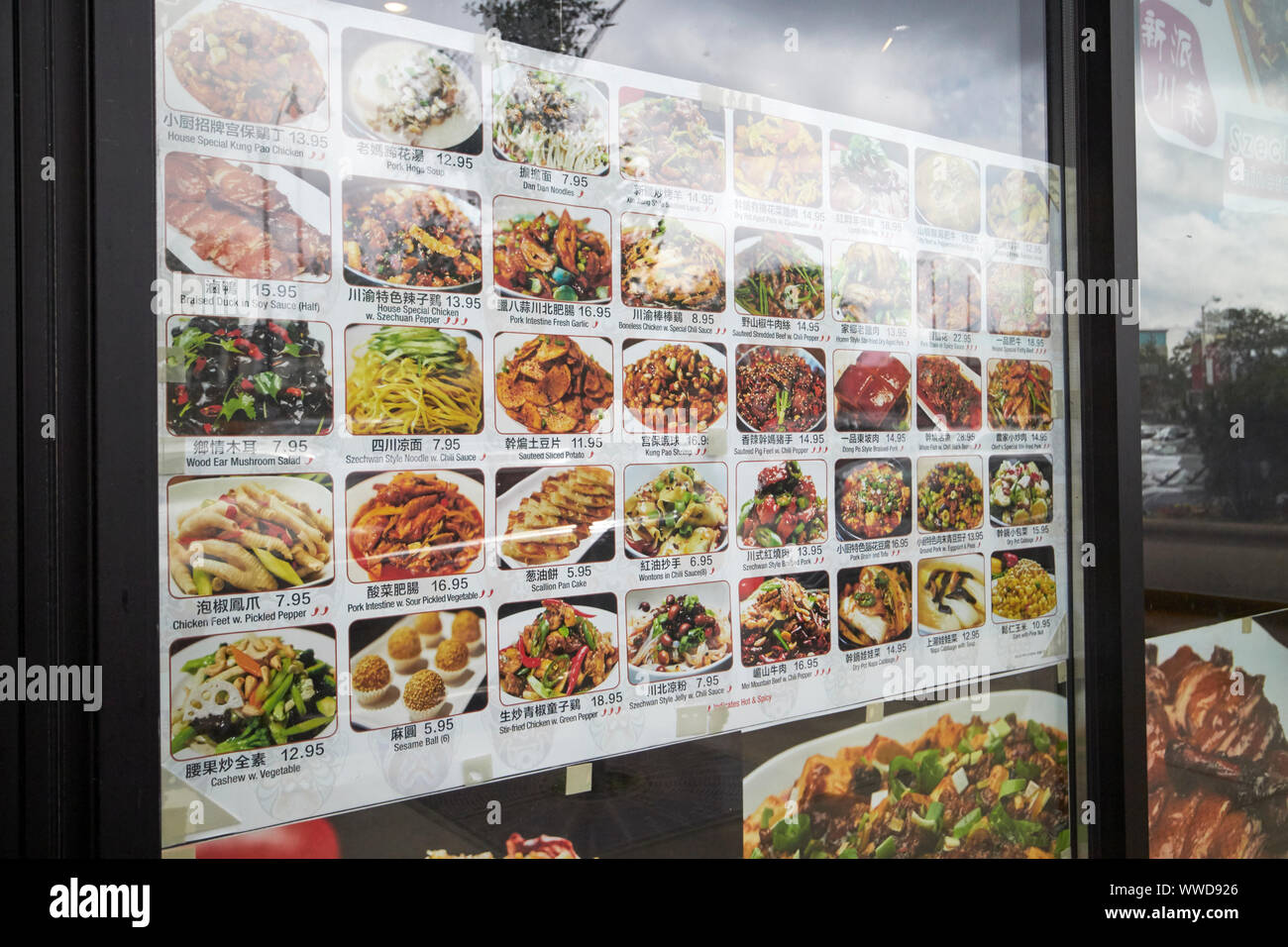 Fotos de alimentos con nombres en chino y en inglés en la ventana de un restaurante de Chinatown de Chicago, Illinois, EE.UU. Foto de stock