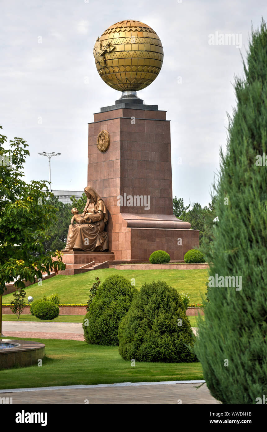 Monumento a la independencia y a la Santísima Madre en la Plaza de la