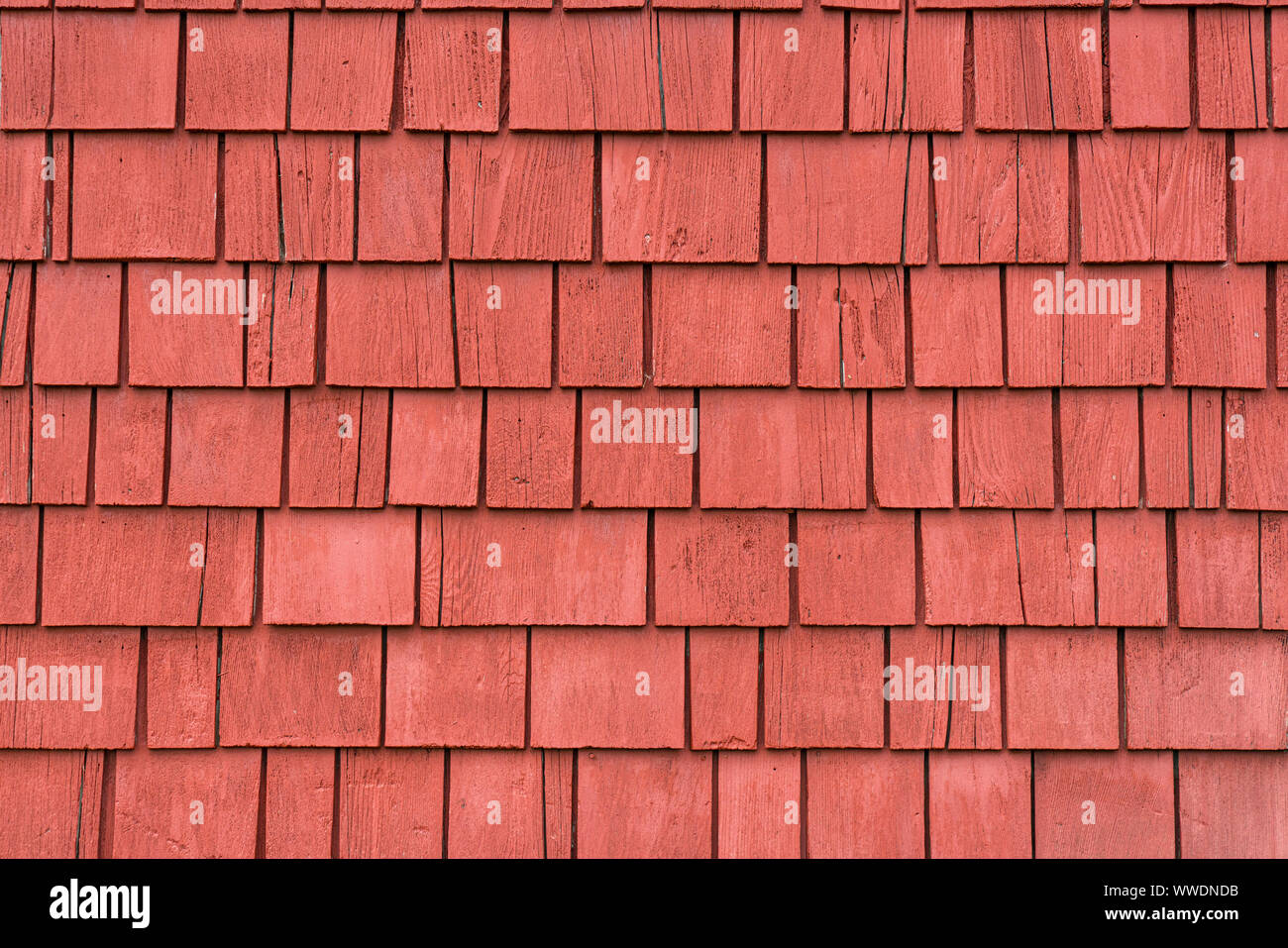 Pared exterior con tejas de color rojo brillante Foto de stock
