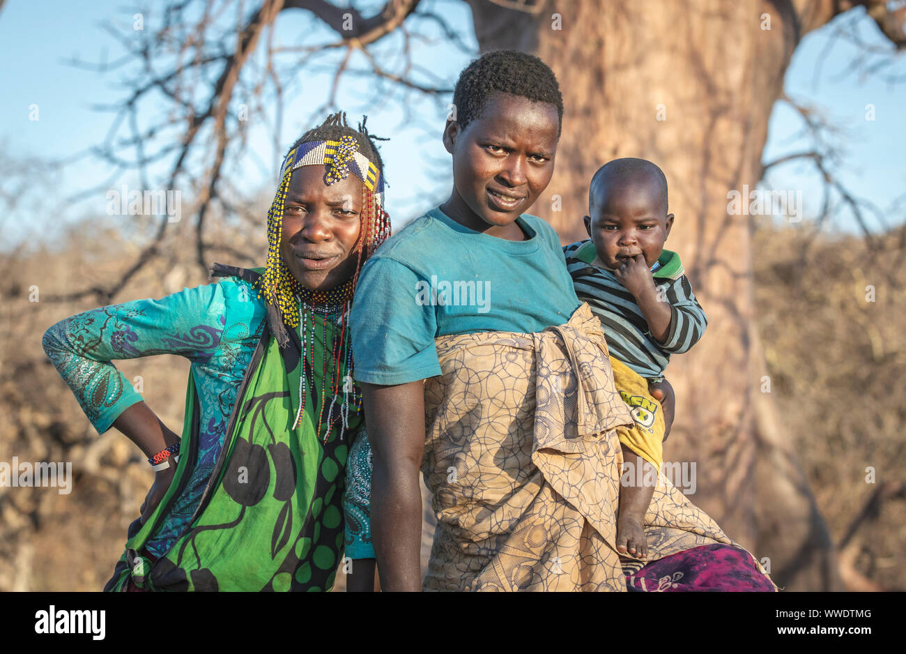 El lago Eyasi, Tanzania, 11 de septiembre de 2019: Hadzabe señoras en la naturaleza Foto de stock