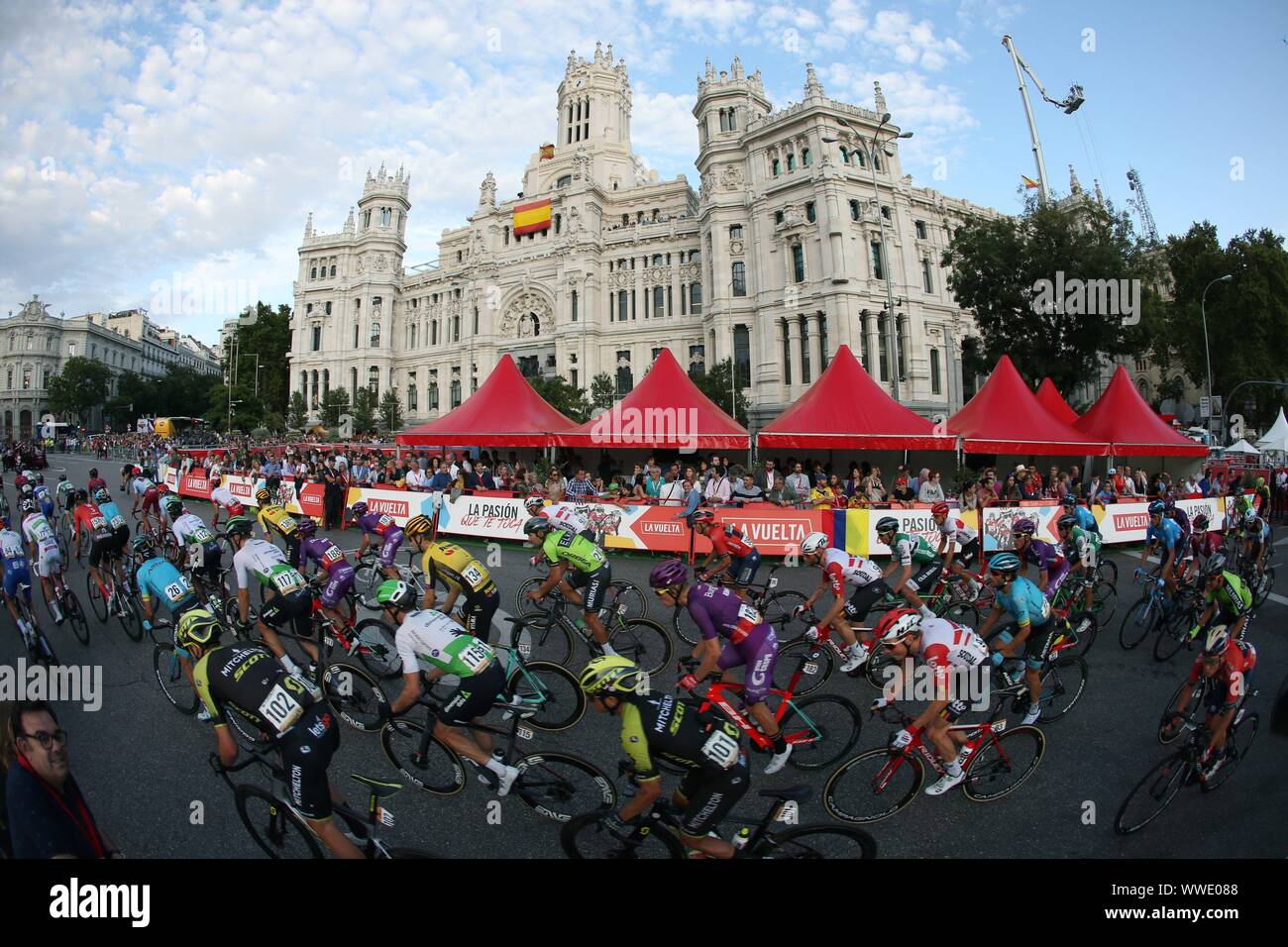 Madrid, España. 15 Sep, 2019. El pack de jinetes en acción durante la 21ª y  última etapa de la Vuelta a España, carrera de ciclismo a través de 106.6km  de Fuenlabrada, Madrid,