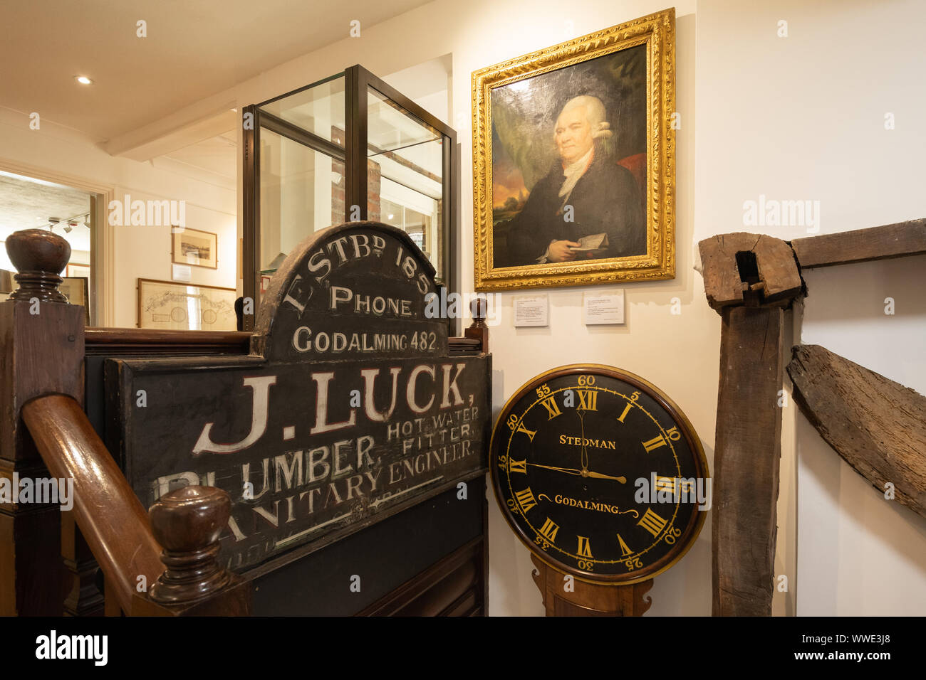 Godalming interior del museo con la historia local exhibe, Surrey, Reino Unido Foto de stock