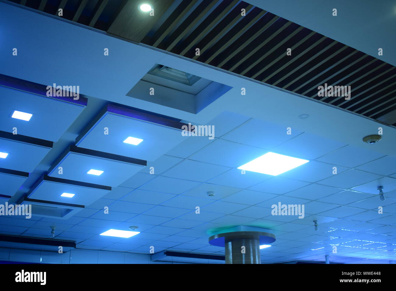 Techo de iluminación led fotografías e imágenes de alta resolución - Alamy