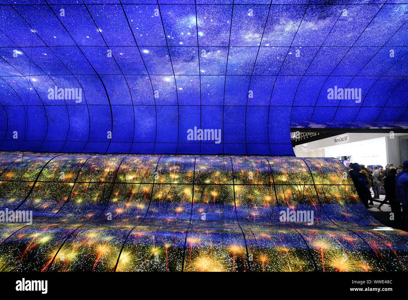 IFA 2019, la feria de electrónica de consumo IFA en Berlín , LG OLED demo,  Cielo nocturno Fotografía de stock - Alamy