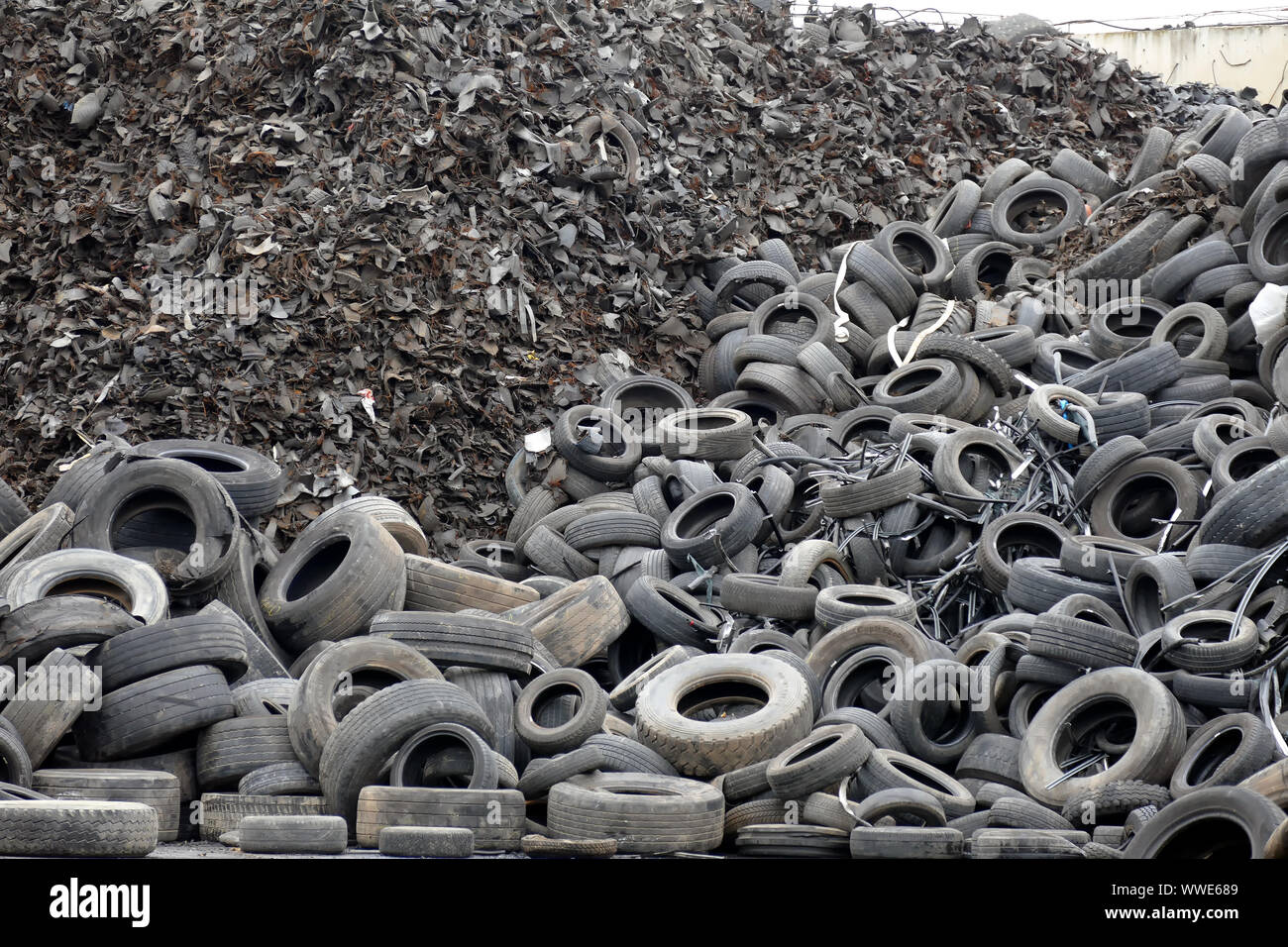 Planta de reciclaje de neumáticos / Montón de neumáticos preparados para su  reciclaje en la fábrica Fotografía de stock - Alamy