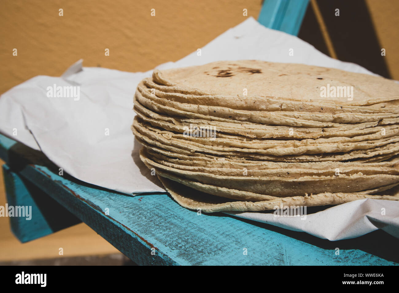 Tortillas de maiz azul fotografías e imágenes de alta resolución - Alamy