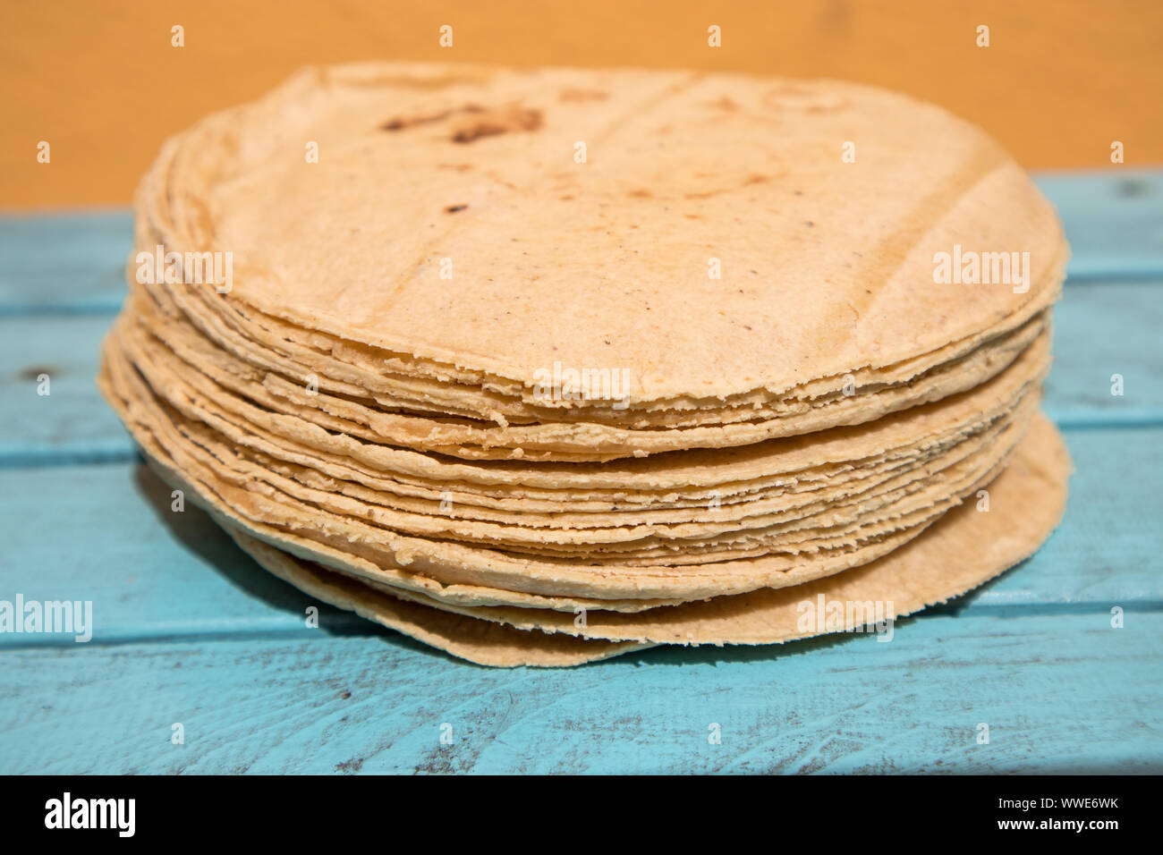 Hacer tortillas hechas a mano fotografías e imágenes de alta resolución