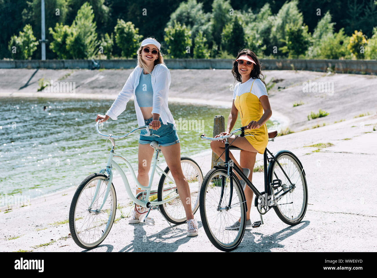 Chicas montando bicicletas fotografías e imágenes de alta resolución -  Página 7 - Alamy