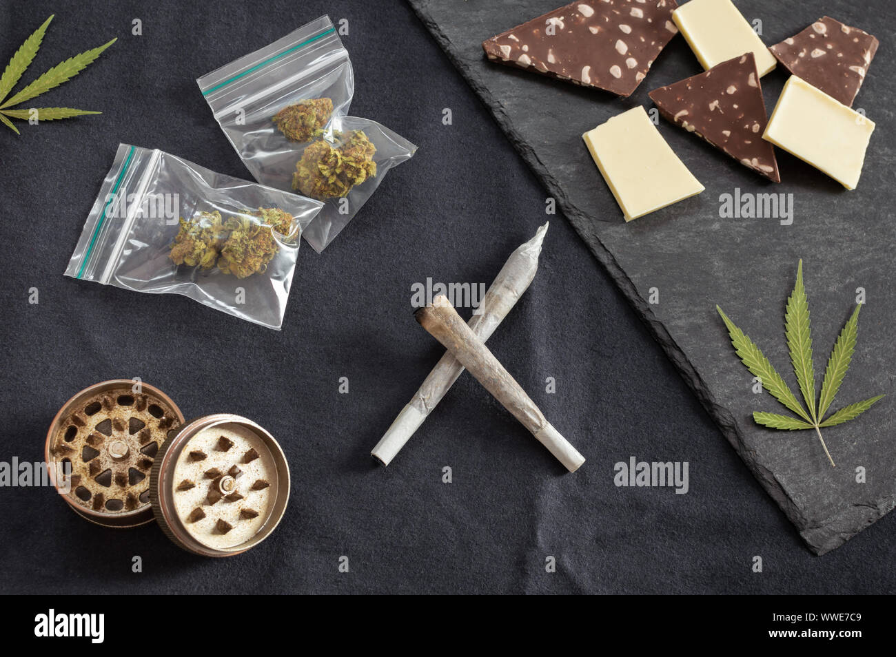 Pequeña báscula digital de precisión con una bolsa de plástico con dos  gramos de marihuana las yemas. Concepto de venta de drogas, pesaje o  paquete Fotografía de stock - Alamy