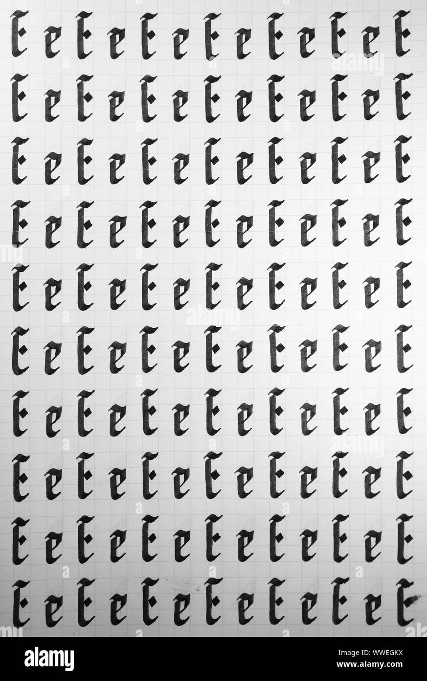 La escritura símbolo blanco y negro patrón de llenado. Letra de caligrafía e habilidades de aprendizaje página de papel. Cartas de caligrafía e fondo. Rotulación en prácticas Foto de stock