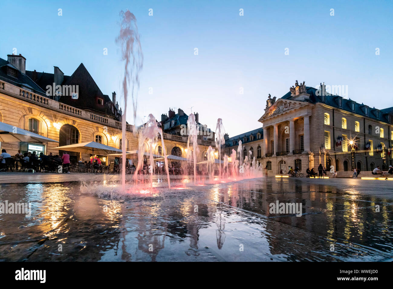 Fuentes de agua en lugar de la liberación en Dijon, Le Palais des Ducs de Bourgogne, ducs palace, Cote d Or, Borgoña, Francia Foto de stock