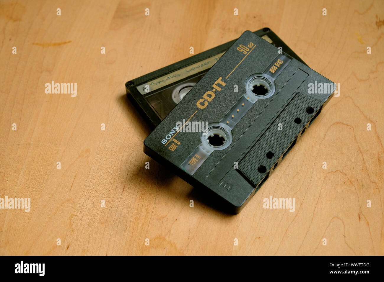 Dos cintas de casete para grabar; Sony CD-CD en blanco 90 minutos  polarización alta tipo II cassette Fotografía de stock - Alamy