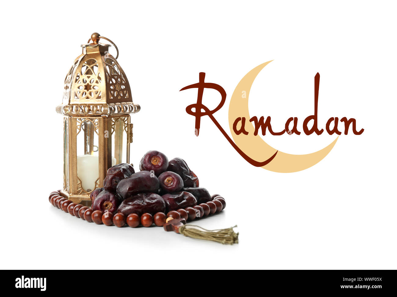 Lámpara musulmana, fechas tasbih y palabra Ramadán sobre fondo blanco. Foto de stock