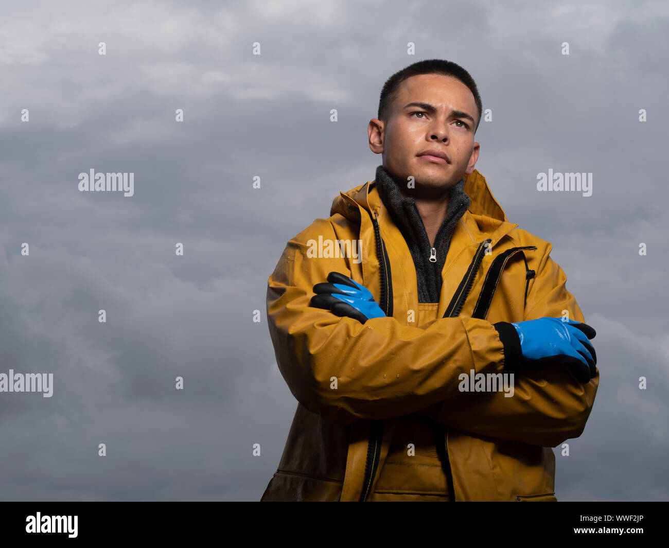Hombre vestido para trabajar en buques oceánicos Foto de stock