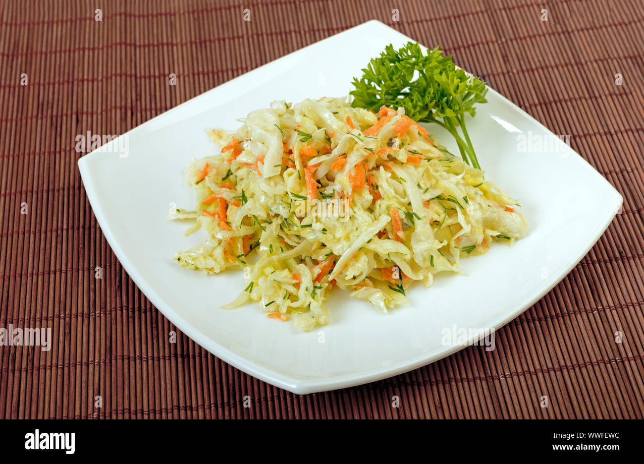 Plato moderno de la col y la Ensalada de zanahoria (coleslaw) en el restaurante Foto de stock