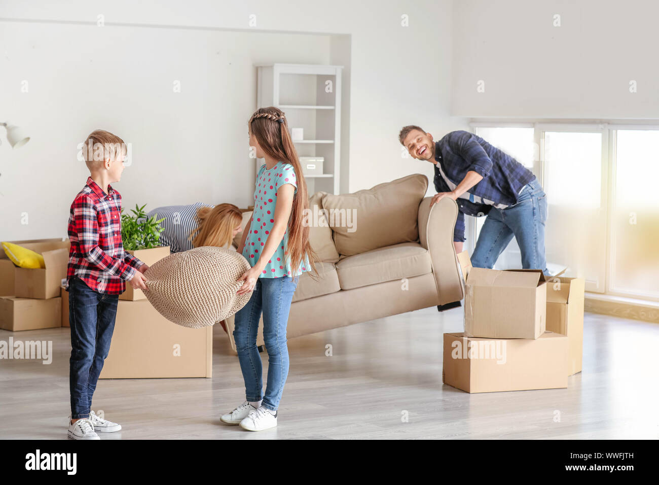 collar Campaña palanca Mover los muebles de familia feliz en su nueva casa Fotografía de stock -  Alamy