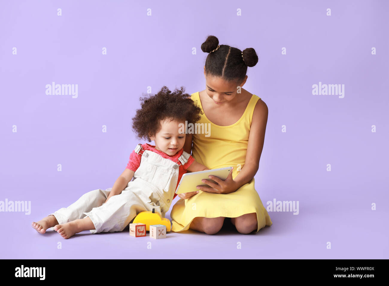 Cute Hermanas Afroamericanas Con Tablet Pc Viendo Dibujos Animados