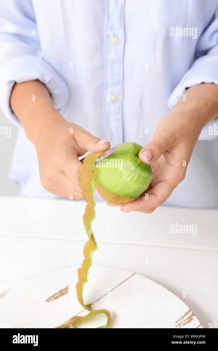 Mujer pelando fruta Stock Photo