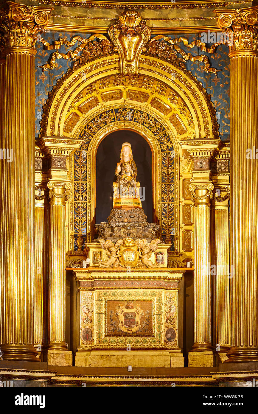 Bilbao Begoña catedral interior con golden virgen altar. Patrimonio de
